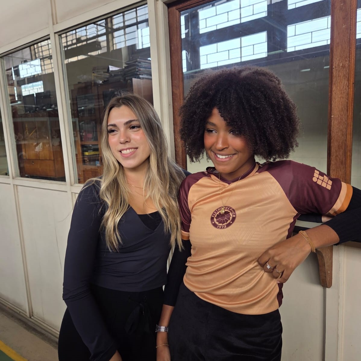 Antonia à direita