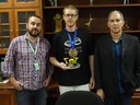 O vencedor do Desafio e Robôs Patrick Bartz com o diretor de pesquisa e extensão Alisson Luis e o diretor-geral do câmpus Pelotas professor Carlos Corrêa.JPG