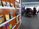Estante com obras para estimular o hábito da leitura