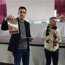 Thiago Santana presenteia o diretor-geral Rafael Krolow.png