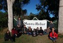 Professor Gilnei, o artista Hamilton Koelho e os alunos de Linguagens no Museu Atelier Barra do Chuí.jpg